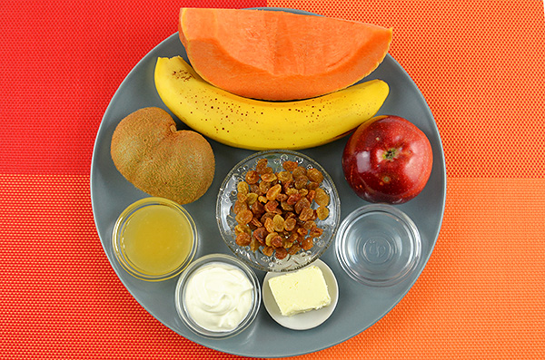 Вітамінний фруктовий салат з гарбузом, бананом, яблуком, ківі та родзинками
