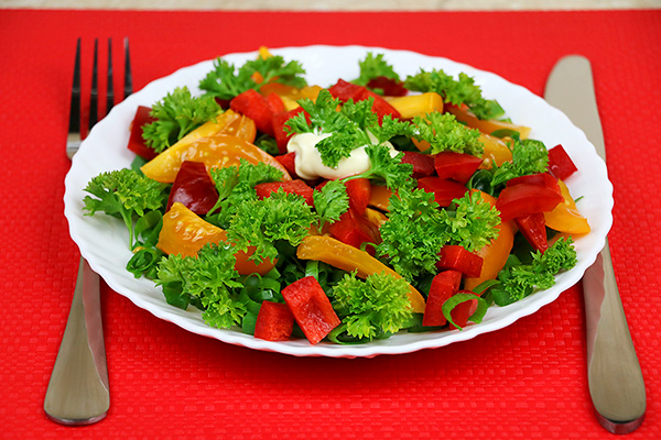 Вітамінний овочевий салат з болгарського перцю, помідорів, зеленої цибулі та петрушки