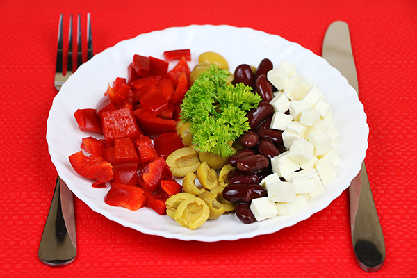 Насичений салат з болгарським перцем, сиром фетою, оливками та квасолею