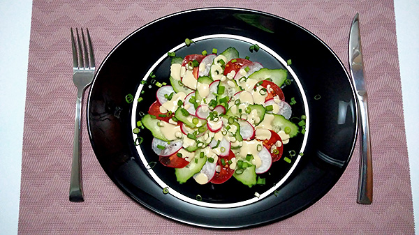 Свіжий салат із редиски, огірків, помідорів та зеленої цибулі