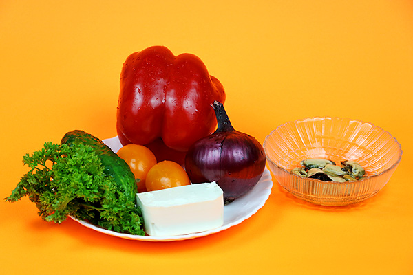 Витончений овочевий салат з мідіями, болгарським перцем, помідорами, огірком та фетою