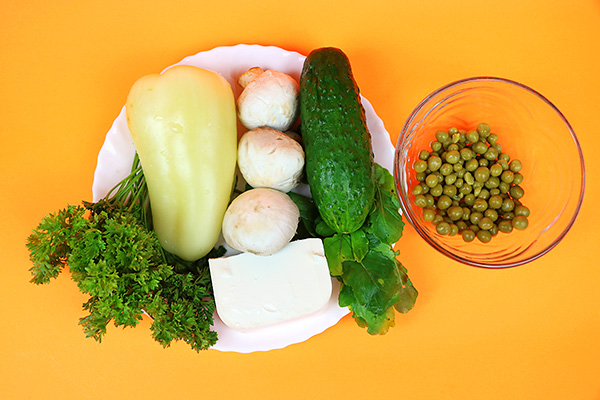 Соковитий овочевий салат з печериць, огірка, солодкого перця, зеленого горошку, петрушки, руколи та сиру "фета"