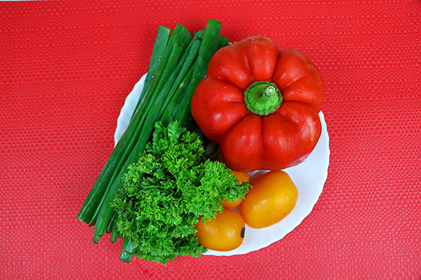Вітамінний овочевий салат з болгарського перцю, помідорів, зеленої цибулі та петрушки