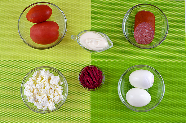 Апетитний салат "2021" з кисломолочним сиром, помідорами, яйцями, хріном та ковбасою