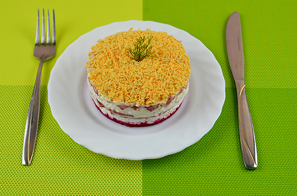 Апетитний салат "2021" з кисломолочним сиром, помідорами, яйцями, хріном та ковбасою